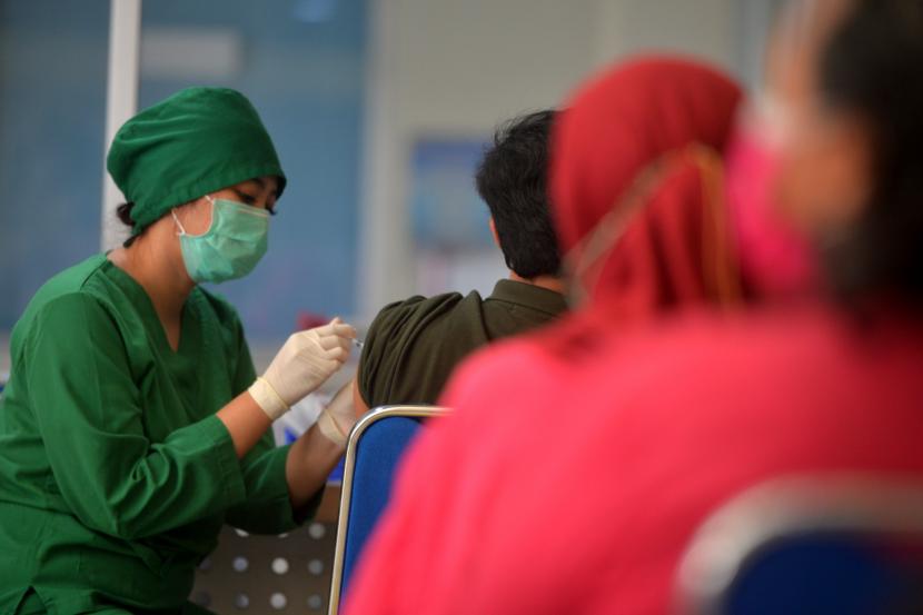 Tenaga kesehatan melakukan vaksinasi Covid-19 booster di RSA UGM, Sleman, Yogyakarta.