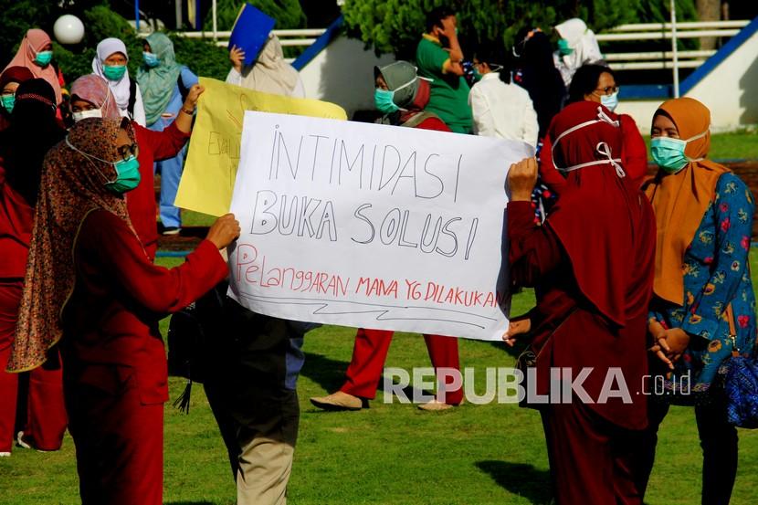Tenaga kesehatan melaukan aksi unjuk rasa, di halaman RSUD M Yunus Provinsi Bengkulu, Senin(08/2/2021). Aksi unjuk rasa yang dilakukan oleh tenaga kesehatan tersebut menuntut remunerasi dan insentif jasa tenaga kesehatan COVID-9 terhitung dari bulan Juni 2020 sampai Januari 2021. 