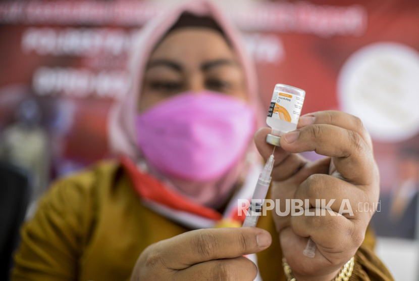 Tenaga kesehatan memasukan dosis vaksin ke suntikan di Gedung DPRD Kota Bogor, Jawa Barat, Selasa (3/8). Sebanyak 1.004 warga telah disuntik vaksin tahap satu dan tahap dua pada kegiatan vaksinasi presisi tersebut. 