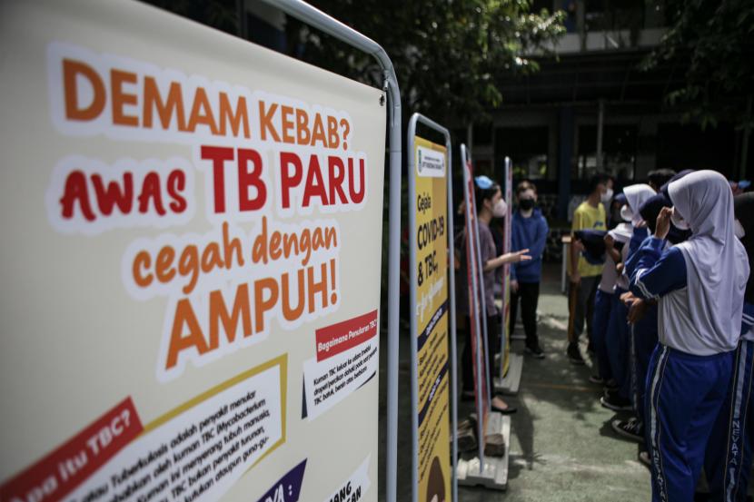 Tenaga kesehatan memberikan informasi tentang penyakit Tuberkulosis (TBC) kepada siswa saat penyuluhan di SMPN 4 Kota Tangerang, Banten, Kamis (24/3/2022). UPT Puskesmas Sukasari melakukan penyuluhan tentang TBC kepada siswa sekolah sebagai edukasi sejak dini sekaligus peringatan Hari Tuberkulosis Sedunia yang diperingati setiap 24 Maret.