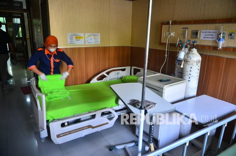 Tenaga kesehatan membersihkan brankar di ruangan bekas isolasi pasien Covid-19 yang sudah sembuh (ilustrasi)