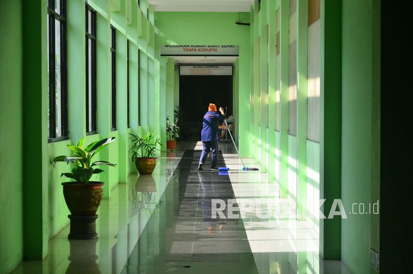 Tenaga kesehatan membersihkan lantai di Rumah Sakit Umum Daerah (RSUD) Loekmono Hadi, Kudus, Jawa Tengah (ilustrasi)