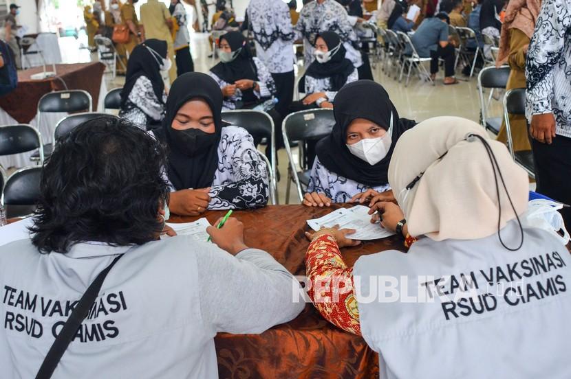 Tenaga kesehatan memeriksa petugas layanan publik sebelum divaksin Covid-19 dosis ketiga di Gedung Islamic Center, Kabupaten Ciamis.