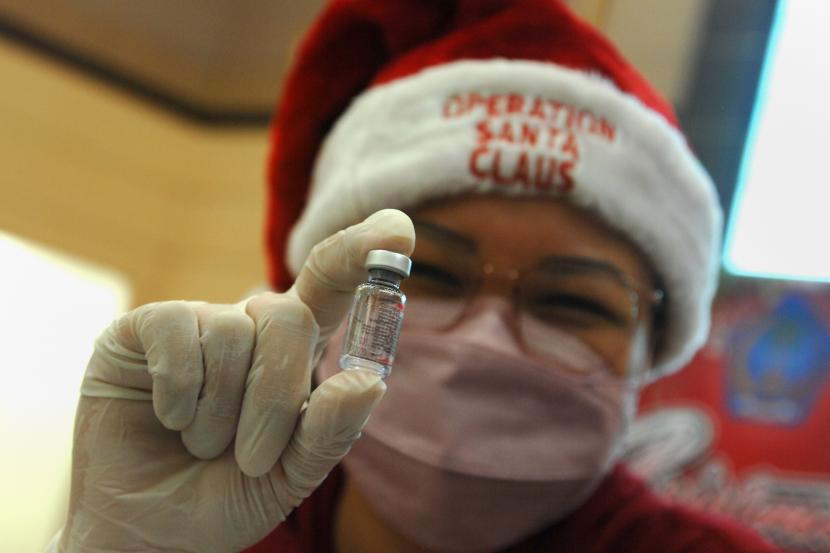 Tenaga kesehatan memperlihatkan botol vaksin Covid-19 di Kota Manado, Sulawesi Utara, Rabu (15/12/2021).