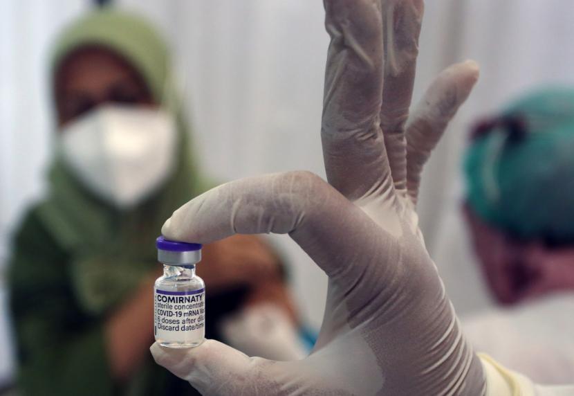 Tenaga kesehatan memperlihatkan vaksin COVID-19 dosis ketiga kepada warga saat vaksinasi booster COVID-19 di RSU Tangsel, Pamulang, Tangerang Selatan, Banten, Rabu (12/1/2022). Pemerintah mulai memberikan vaksinasi lanjutan (booster) COVID-19 secara gratis kepada masyarakat umum yang berusia 18 tahun ke atas dan diutamakan penerima vaksin adalah orang lanjut usia (lansia) dan penderita immunokompromais. 