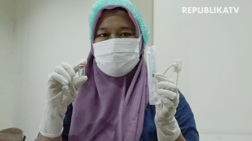 Tenaga kesehatan mempersiapkan vaksin. RSUD Tanah Abang, Jakarta, siap melakukan vaksinasi ke 100 lansia tiap harinya.