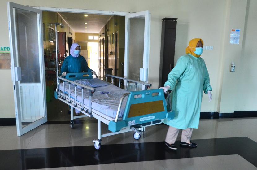 Tenaga kesehatan mendorong brankar dari ruangan bekas isolasi pasien COVID-19.  Tiga daerah di Provinsi Kalimantan Selatan saat ini tanpa pasien COVID-19 yang dirawat di rumah sakit berdasarkan data Dinas Kesehatan setempat.