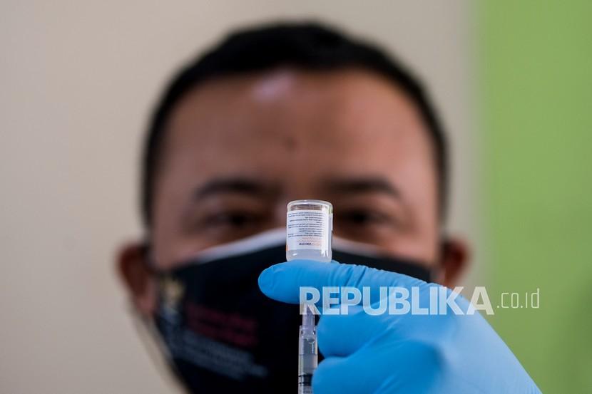 Tenaga kesehatan mengambil cairan vaksin COVID-19 sebelum diberikan kepada warga di Youth Center Sport Jabar Arcamanik, Bandung, Jawa Barat, (ilustrasi). 
