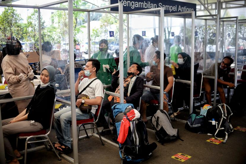 Tenaga kesehatan mengambil sample antigen kepada calon penumpang kereta api di Stasiun Pasar Senen, Jakarta.