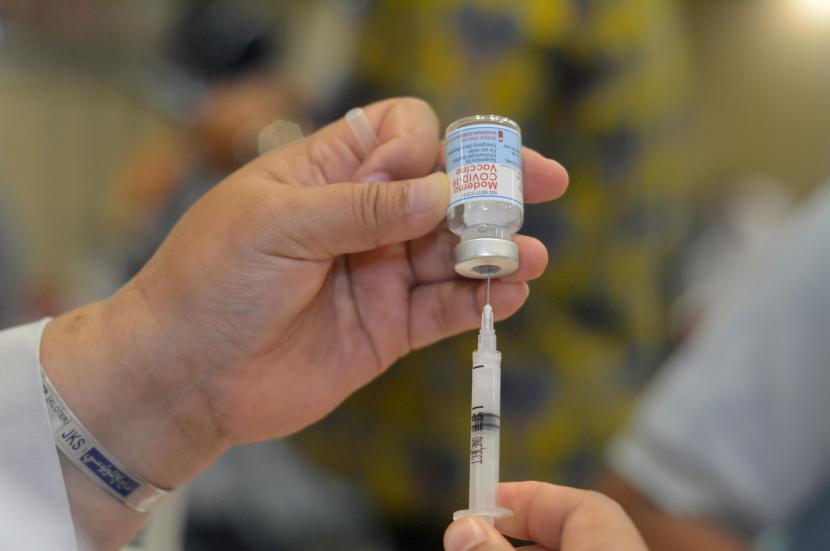 Tenaga kesehatan menyiapkan vaksin COVID-19 Moderna untuk disuntikkan kepada rekannya di RSUP Dr. M Djamil Padang, Sumatera Barat, Jumat (30/7/2021). Sebanyak 3.900 dosis vaksin COVID-19 Moderna diberikan kepada tenaga kesehatan di rumah sakit itu sebagai vaksin dosis ketiga (booster) selama tiga hari ke depan.