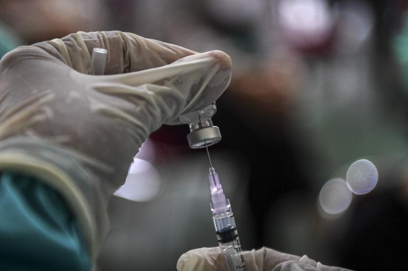 Tenaga kesehatan menyiapkan vaksin Covid-19 yang akan diberikan pada warga di sentra vaksinasi Covid-19 oleh Prudential di RPTRA Taman Mandala, Tebet, Jakarta, Senin (21/2/2022). Masih ada 1,4 juta warga DKI Jakarta belum divaksinasi Covid-19.