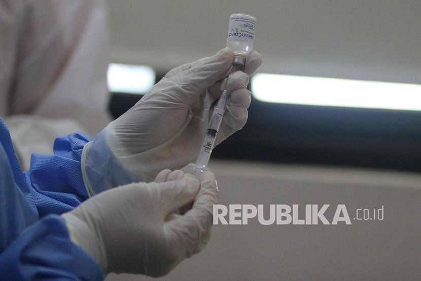 Tenaga kesehatan menyiapkan vaksin saat simulasi vaksinasi COVID-19 di RS Islam, Jemursari, Surabaya, Jawa Timur, Jumat (18/12/2020). Simulasi tersebut dilakukan sebagai langkah dalam memetakan protokol pelaksanaan vaksinasi COVID-19 terkait penerapan standar prosedur operasional (SOP), penyiapan SDM serta alat penyimpanan vaksin.