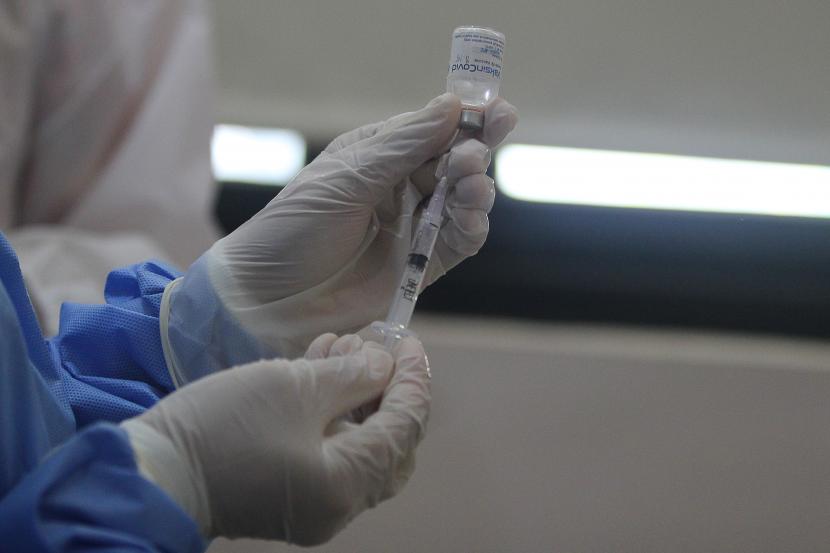 Tenaga kesehatan menyiapkan vaksin saat simulasi vaksinasi COVID-19. Pemerintah Aceh menargetkan 62 ribu lebih tenaga kesehatan yang bertugas dalam penanganan pasien terkait COVID-19 di wilayah provinsi paling barat Indonesia itu akan mendapatkan vaksinasi.