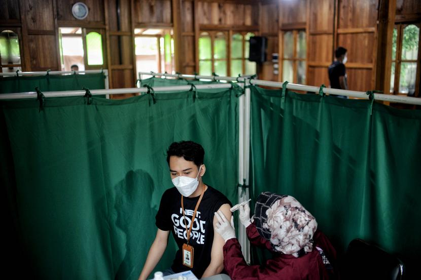 Tenaga kesehatan menyuntikan vaksin booster atau vaksin penguat jenis Astrazeneca di Gedung Dompet Dhuafa Philanthrophy, Pasar Minggu, Jakarta Selatan.