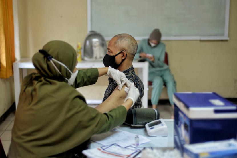 Tenaga kesehatan menyuntikan vaksin booster Covid-19 kepada warga di Polsek Jagakarsa, Jakarta. Kasus Covid-19 di Indonesia saat ini kembali meningkat dipicu penularan subvarian Omicron. (ilustrasi)