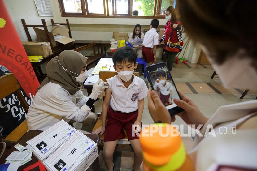 Tenaga kesehatan menyuntikan vaksin COVID-19 ke murid sekolah dasar di Sekolah Yos Sudarso, Batam, Kepulauan Riau, Selasa (14/12/2021). Pemerintah lewat Kementerian kesehatan mulai memberikan vaksinasi COVID-19 untuk anak usia 6 - 11 tahun untuk tahap pertama di sejumlah Provinsi. 