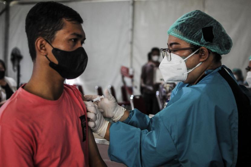 Tenaga kesehatan menyuntikan vaksin Covid-19 kepada warga di kawasan Tebet, Jakarta, Rabu (9/3/2022). Pemerintah menargetkan cakupan vaksinasi dosis lengkap 70 persen dari populasi sebelum Idul Fitri. (ilustrasi) 