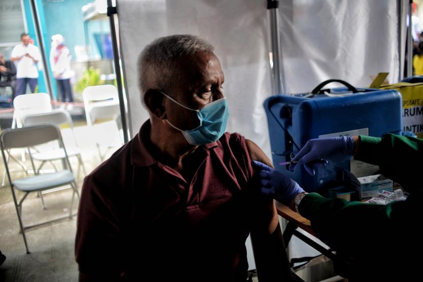 Tenaga kesehatan menyuntikan vaksin lanjutan (booster) covid-19 kepada warga di Puskesmas Kecamatan Kramat Jati, Jakarta Timur, Jakarta, Rabu (12/1/2022).