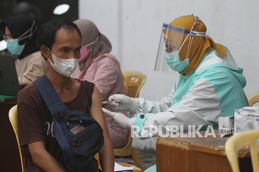 Tenaga kesehatan menyuntikkan vaksin COVID-19 AstraZeneca kepada salah satu pedagang Pasar Keputran di Surabaya, Jawa Timur, beberapa waktu lalu.