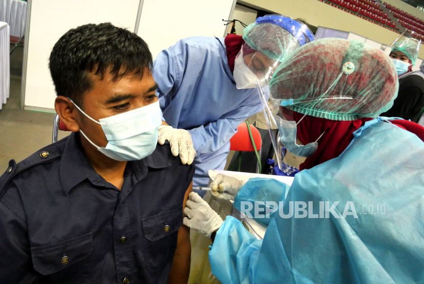 Tenaga kesehatan menyuntikkan vaksin Covid-19 AstraZeneca saat vaksinasi massal di GOR UNY, Yogyakarta, Selasa (15/6).