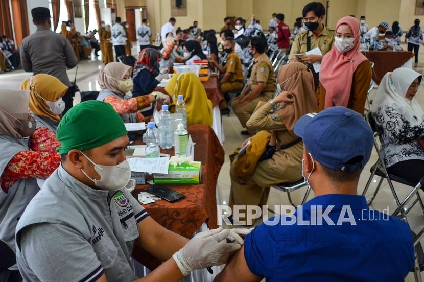 Tenaga kesehatan menyuntikkan vaksin COVID-19 dosis ketiga kepada petugas ayanan publik di Gedung Islamic Center, Kabupaten Ciamis, Jawa Barat, Senin (14/3/2022). Menurut data Satuan Tugas Penanganan COVID-19 per Minggu (13/3), sebanyak 14.600.781 penduduk Indonesia telah menjalani vaksinasi ketiga, sementara pemerintah mash menargetkan 208.265.720 orang sebagai sasaran vaksinasi COVID-19 untuk membentuk kekebalan kelompok. 