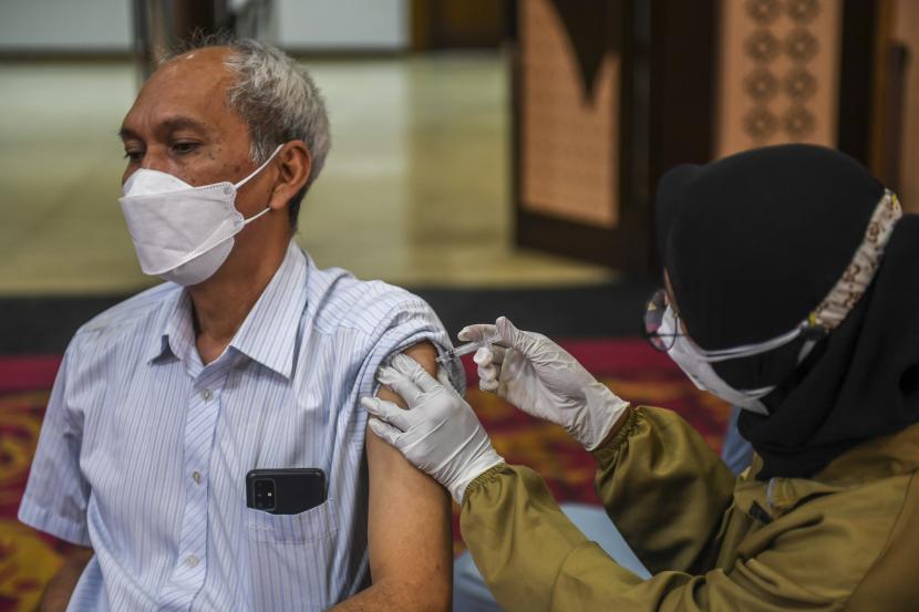 Tenaga kesehatan menyuntikkan vaksin COVID-19 dosis ketiga kepada warga saat vaksinasi booster COVID-19 di Sentra Vaksin Hippindo SMESCO, Jakarta, Jakarta, Senin (7/3/2022). Menurut data Satuan Tugas Penanganan COVID-19 per Sabtu (5/3), sebanyak 11.942.963 (11,94 juta) penduduk Indonesia telah menjalani vaksinasi ketiga, sementara pemerintah masih menargetkan 208.265.720 orang sebagai sasaran vaksinasi COVID-19 guna membentuk kekebalan kelompok terhadap infeksi virus COVID-19.