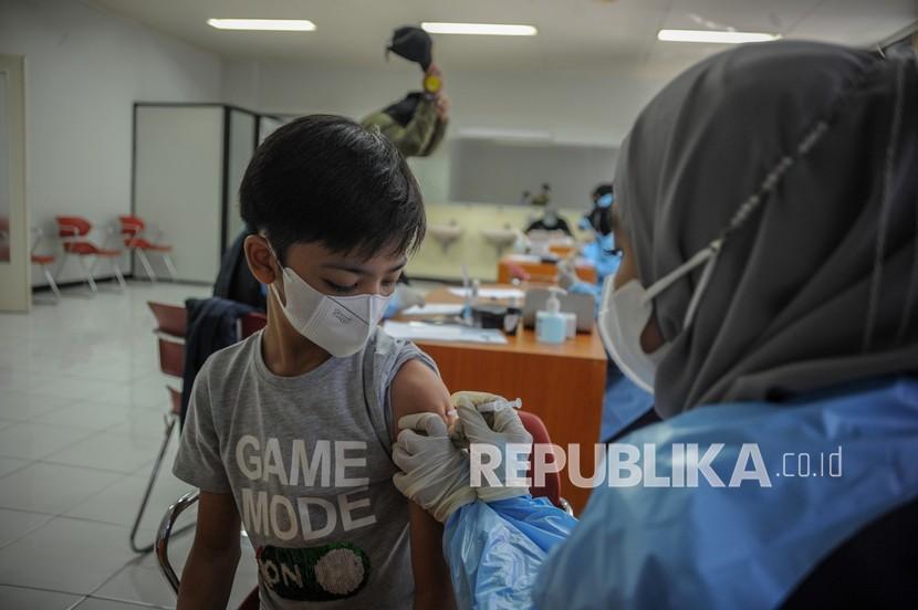 Tenaga kesehatan menyuntikkan vaksin COVID-19 kepada seorang anak saat vaksinasi massal di Sasana Budaya Ganesha (Sabuga), Bandung, Jawa Barat, Jumat (20/8/2021). Presiden Joko Widodo menargetkan hingga akhir Agustus 2021 jumlah penerima vaksin COVID-19 di Indonesia mencapai 100 juta guna membentuk kekebalan kelompok sehingga pandemi COVID-19 segera berakhir. 