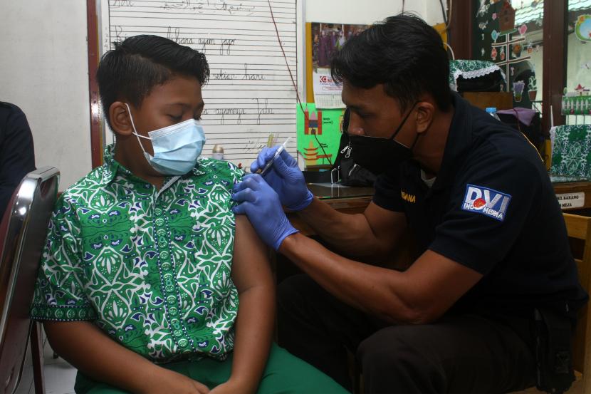 Tenaga kesehatan menyuntikkan vaksin Covid-19 kepada seorang siswa (ilustrasi). Dinas Kesehatan (Dinkes) Kota Lhokseumawe, Aceh, mencatat sebanyak 12.344 anak atau 59,53 persen dari sasaran 20.736 anak usia enam hingga 11 tahun di daerah itu sudah menjalani vaksinasi Covid-19 dosis pertama.