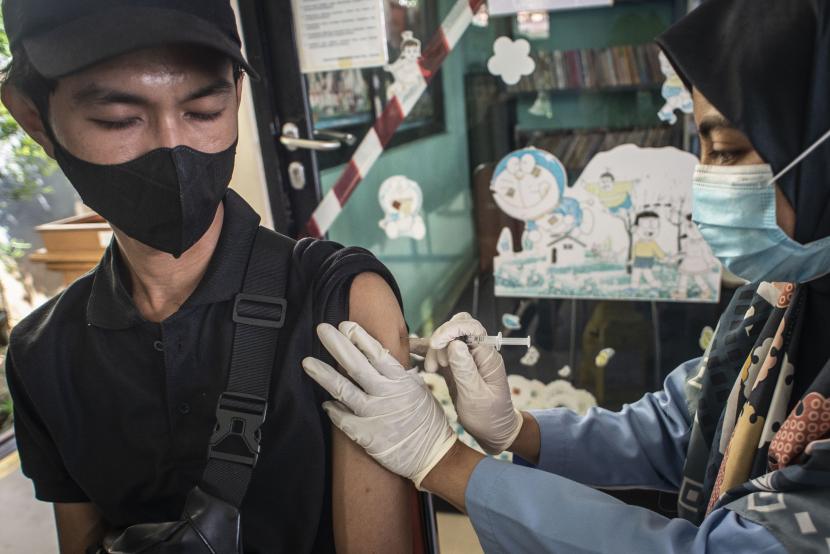 Tenaga kesehatan menyuntikkan vaksin COVID-19 kepada warga di Jakarta, Jumat (17/12). Pakar penyakit menular Amerika Serikat (AS) Anthony Fauci mengatakan bahwa Omicron, varian dari virus corona jenis baru (SARS-CoV-2) yang menyebabkan infeksi penyakit Covid-19 telah melanda seluruh dunia.