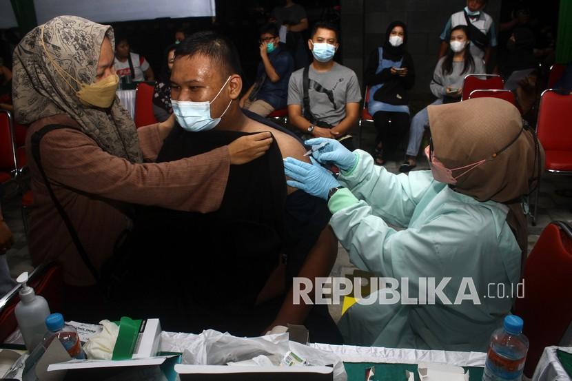 Tenaga kesehatan menyuntikkan vaksin COVID-19 kepada warga saat gebyar vaksinasi di halaman Kantor Gubernur Kalbar di Pontianak, Kalimantan Barat, Ahad (14/11/2021) malam. Dinas Kesehatan Provinsi Kalbar mencatat hingga Sabtu (13/11/2021) sebanyak 1.794.170 orang telah menjalani vaksinasi COVID-19 untuk penyuntikan tahap pertama, 1.052.176 orang untuk penyuntikan tahap kedua dan 21.786 orang untuk tahap ketiga di wilayah Kalimantan Barat. 