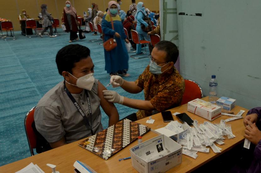 Tenaga kesehatan menyuntikkan vaksin COVID-19 Moderna kepada rekannya di RSUP Dr. M Djamil Padang, Sumatera Barat, Jumat (30/7/2021). Sebanyak 3.900 dosis vaksin COVID-19 Moderna diberikan kepada tenaga kesehatan di rumah sakit itu sebagai vaksin dosis ketiga (booster) selama tiga hari ke depan.