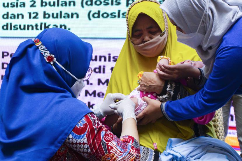 Tenaga kesehatan menyuntikkan vaksin Pneumococcal Conjugate Vaccine (PCV). Dinas Kesehatan Kota Kediri, Jawa Timur, mempercepat pemberian vaksin atau pemberian imunisasi PCV untuk balita secara gratis.
