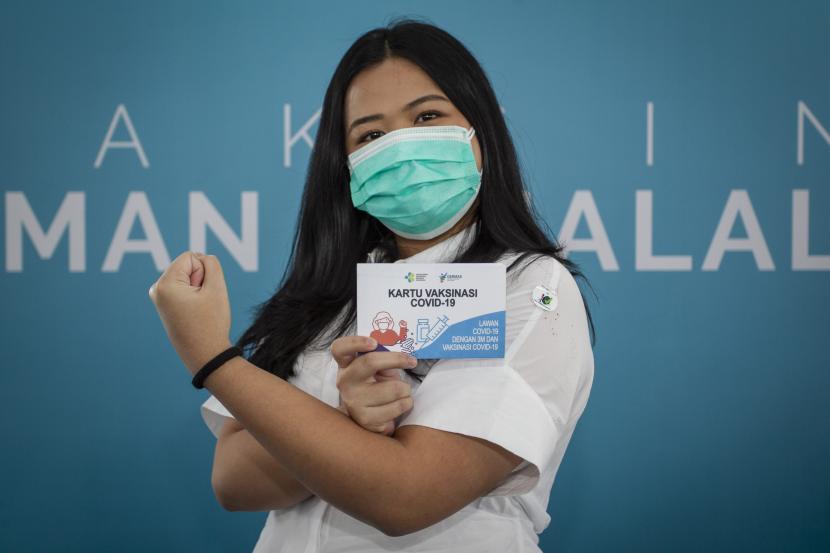 Tenaga kesehatan (nakes) menunjukkan kartu vaksinasi usai mengikuti vaksinasi COVID-19 di Rumah Sakit Pusat Pertamina (RSPP), Jakarta, Senin (18/1/2021).Kegiatan tersebut dilakukan untuk memberikan dukungan terhadap program vaksinasi COVID-19 yang pada tahap awal dikhususkan bagi nakes dimana selama masa pandemi berjuang menjadi garda terdepan. 