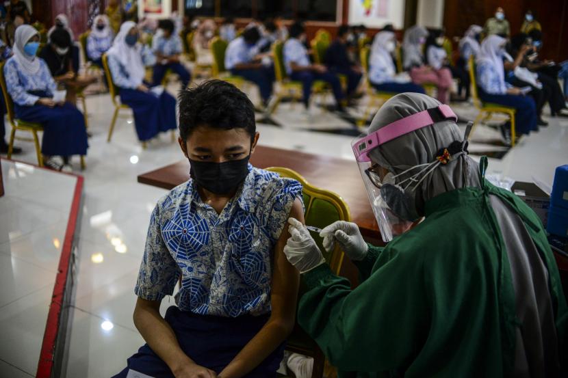 Tenaga kesehatan saat menyuntikan vaksin Sinovac kepada anak-anak.