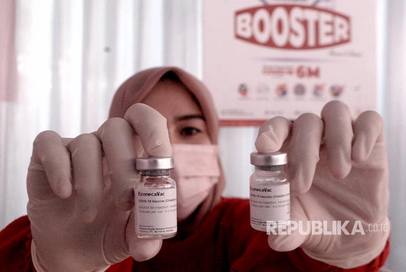 Tenaga kesehatan menunjukkan ampul vaksinasi booster di Kantor Bank DKI Kantor Layanan Juanda, Jakarta Sabtu (5/3).