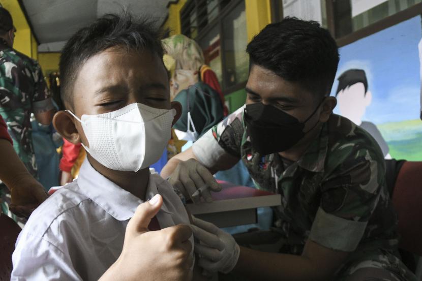 Tenaga kesehatan TNI menyuntikkan vaksin COVID-19 kepada pelajar di SDN Harapan Mulya 02, Bekasi, Jawa Barat, Rabu (15/12/2021). Pemerintah setempat menargetkan sebanyak 203.974 anak umur 6-11 tahun mengikuti vaksinasi COVID-19 guna mengantisipasi penyebaran wabah COVID-19