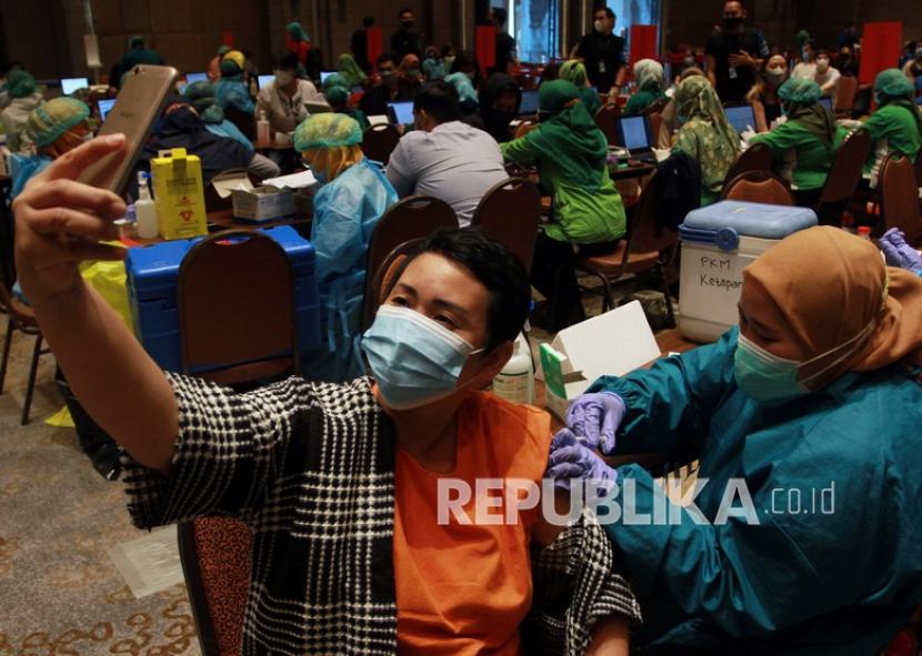 Tenaga medis dari Dinas Kesehatan Kota Tangerang menyuntikan vaksin COVID-19 kepada karyawan mal saat mengikuti vaksinasi COVID-19 massal dosis kedua, di Mal Tangerang City, Tangerang, Banten, Senin (15/3/2021). Dinas Kesehatan Kota Tangerang bekerja sama dengan pengelola mal melakukan vaksinasi COVID-19 terhadap 1.600 orang karyawan mal dan pekerja tenant yang bertujuan memberikan semangat dan harapan baru untuk pemulihan ekonomi Kota Tangerang di masa pandemi. 