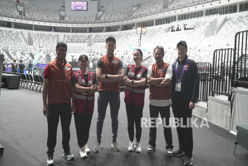 Tenaga medis dari Royal Sport yang mendukung penanganan medis pada laga timnas basket putra Indonesia vs Thailand pada Kualifikasi FIBA Asia 2024.