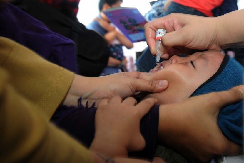 Tenaga medis dari Suku Dinas Kesehatan Provinsi DKI Jakarta memberikan vaksin Polio kepada balita korban vaksin palsu saat pelaksanaan vaksinasi ulang di Puskesmas Kecamatan Ciracas, Jakarta Timur, Senin (18/7). 