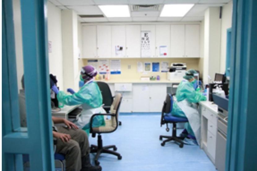  Tenaga medis di RS Tembagapura bekerja dengan standar APD selama pandemi Covid-19.