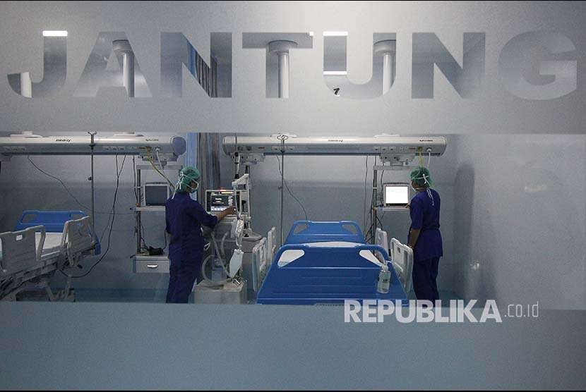 Tenaga medis memeriksa peralatan di ruang ICU. ilustrasi