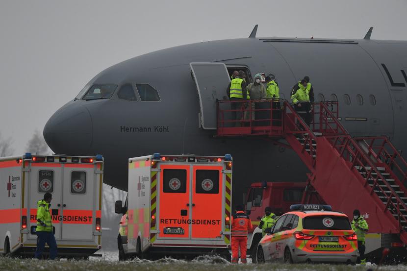 Tenaga medis mengangkut pasien COVID-19 ke dalam medevac Airbus Angkatan Udara Jerman untuk pindah ke Muenster-Osnabrueck, di Memmingen, Jerman, 26 November 2021.