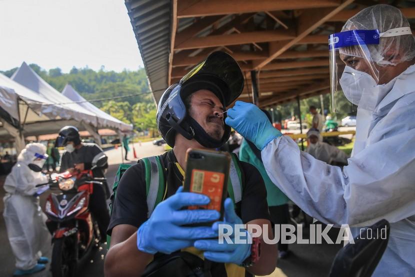 Tenaga medis mengumpulkan sampel dari seorang pria saat layanan gratis deteksi virus Corona di Kuala Lumpur, Malaysia, Kamis (23/4). (ilustrasi)