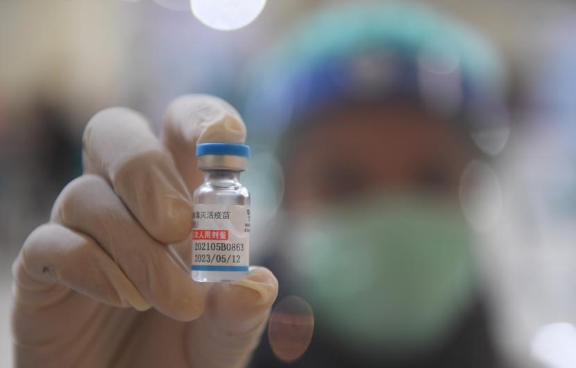 Tenaga medis menunjukkan vaksin Sinopharm. Regulator kesehatan Afrika Selatan (Afsel) telah mendaftarkan vaksin Covid-19 asal China, Sinopharm pada Senin (7/2/2022). 