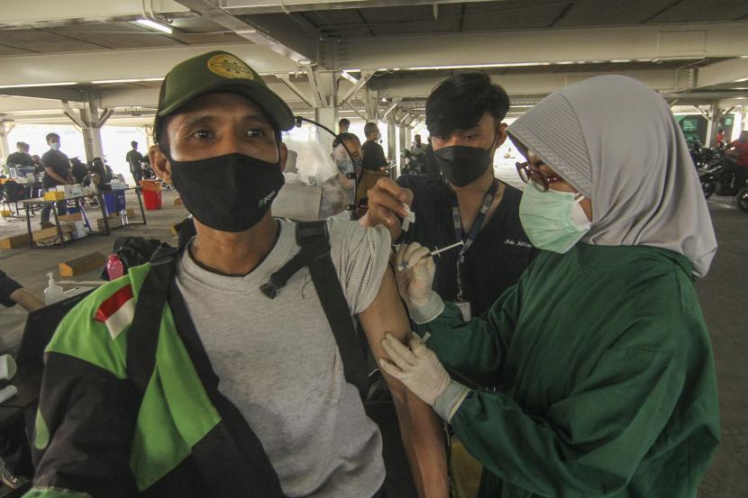 Tenaga medis menyuntikan vaksin COVID-19 kepada pengendara ojek daring di Sentra Vaksinasi, RSUI, Depok, Jawa Barat, (ilustrasi)