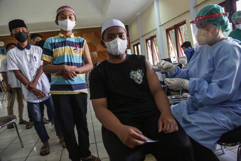 Tenaga medis menyuntikkan vaksin COVID-19 kepada santri saat vaksinasi massal di Gedung Palampang Tarung, Palangkaraya, Kalimantan Tengah, Kamis (23/9/2021). Vaksinasi kepada 2.500 santri tersebut diselenggarakan Kementerian Agama Provinsi Kalteng bersama Industri Jasa Keuangan di kota itu sebagai upaya mempercepat program pemerintah menuju Indonesia sehat bebas COVID-19. 