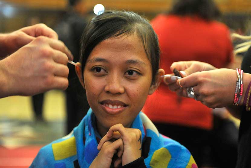 Tenaga medis yang tergabung dalam Yayasan Pendengaran Starkey (Starkey Hearing Foundation) memasang alat bantu dengar kepada penyandang disabilitas rungu wicara di Kantor Kementerian Sosial, Jakarta.