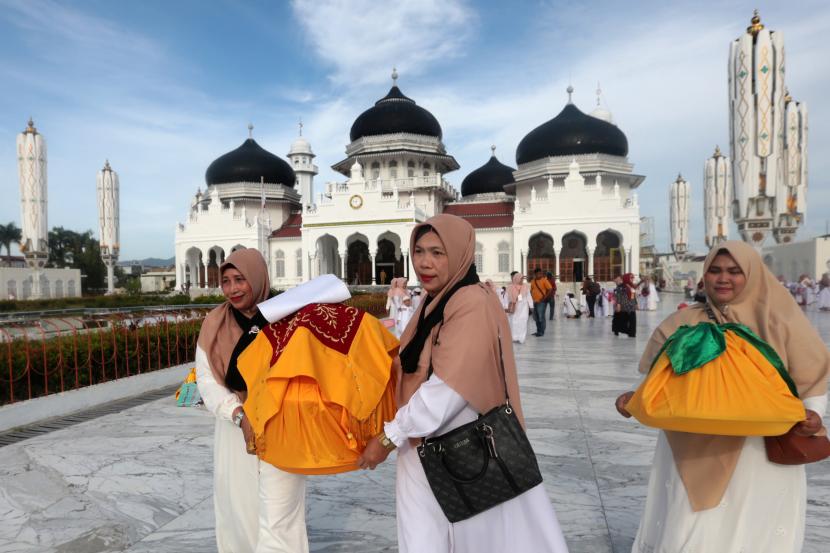 Ilustrasi. Tenaga pendidik dari Taman Kanak-Kanak (TK) membawa hidang pada kenduri maulid akbar Nabi Muhammad SAW di halaman Masjid Raya Baiturrahman, Banda Aceh, Aceh, Rabu (12/10/2022). Pemerintah Aceh Siapkan 9.770 Porsi Makanan di Maulid Raya