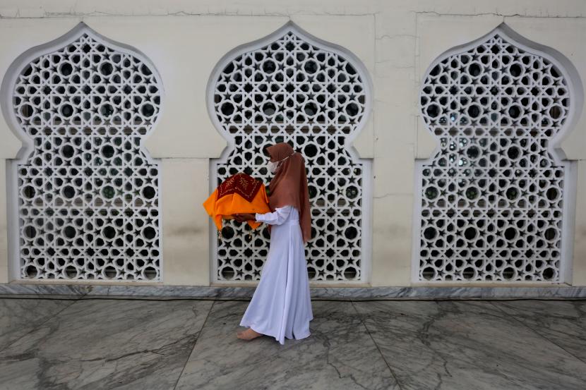 Tenaga pendidik dari Taman Kanak-Kanak (TK) membawa hidang pada kenduri maulid akbar Nabi Muhammad SAW di halaman Masjid Raya Baiturrahman, Banda Aceh, Aceh, Rabu (12/10/2022). Kemenag Rilis Program Masjid Pelopor Moderasi Beragama
