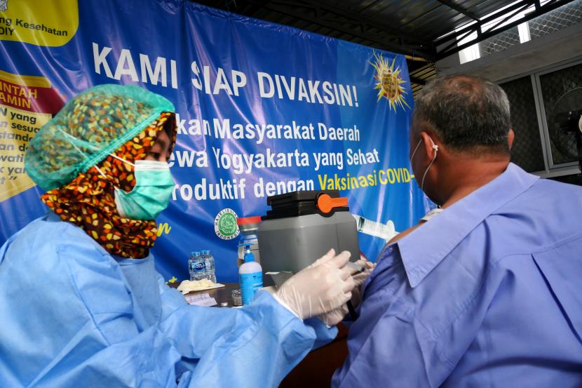 Tenaga pendidik mengikuti vaksinasi booster Covid-19 di Dinas Kesehatan DIY, Yogyakarta.